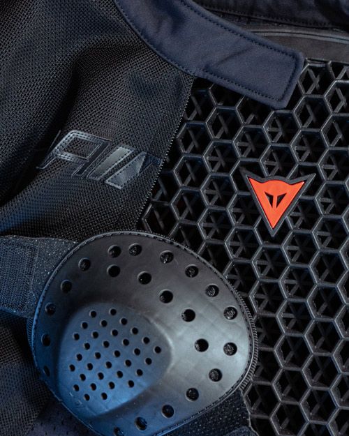 Λεπτομέρεια των προστατευτικών Pro-Armor backprotector και του προστατευτικού ώμου με πιστοποίηση 1621.1 και 